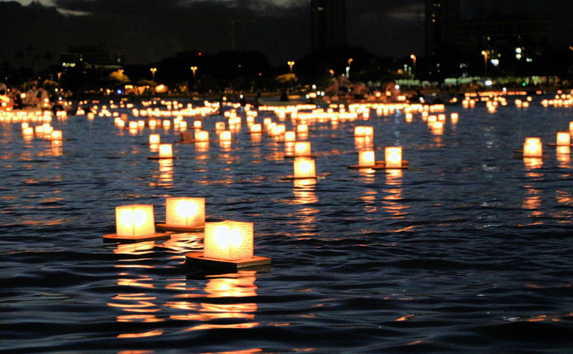 ハワイで過ごすメモリアルデー : アラモアナの灯籠流し「ランタン フローティング セレモニー」：アメリカの祝日 in ハワイ - Muumuu Outlet