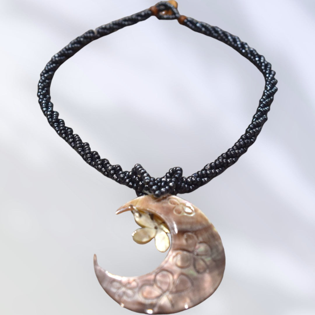 HawaiianStyleBeadedShellNecklace_CrescentMoon