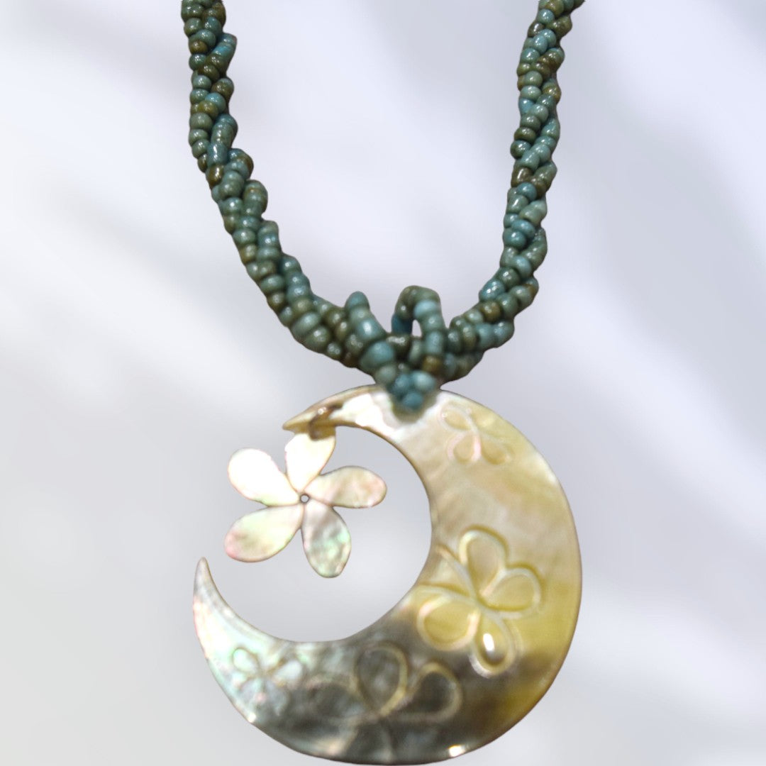 HawaiianStyleBeadedShellNecklace_CrescentMoon