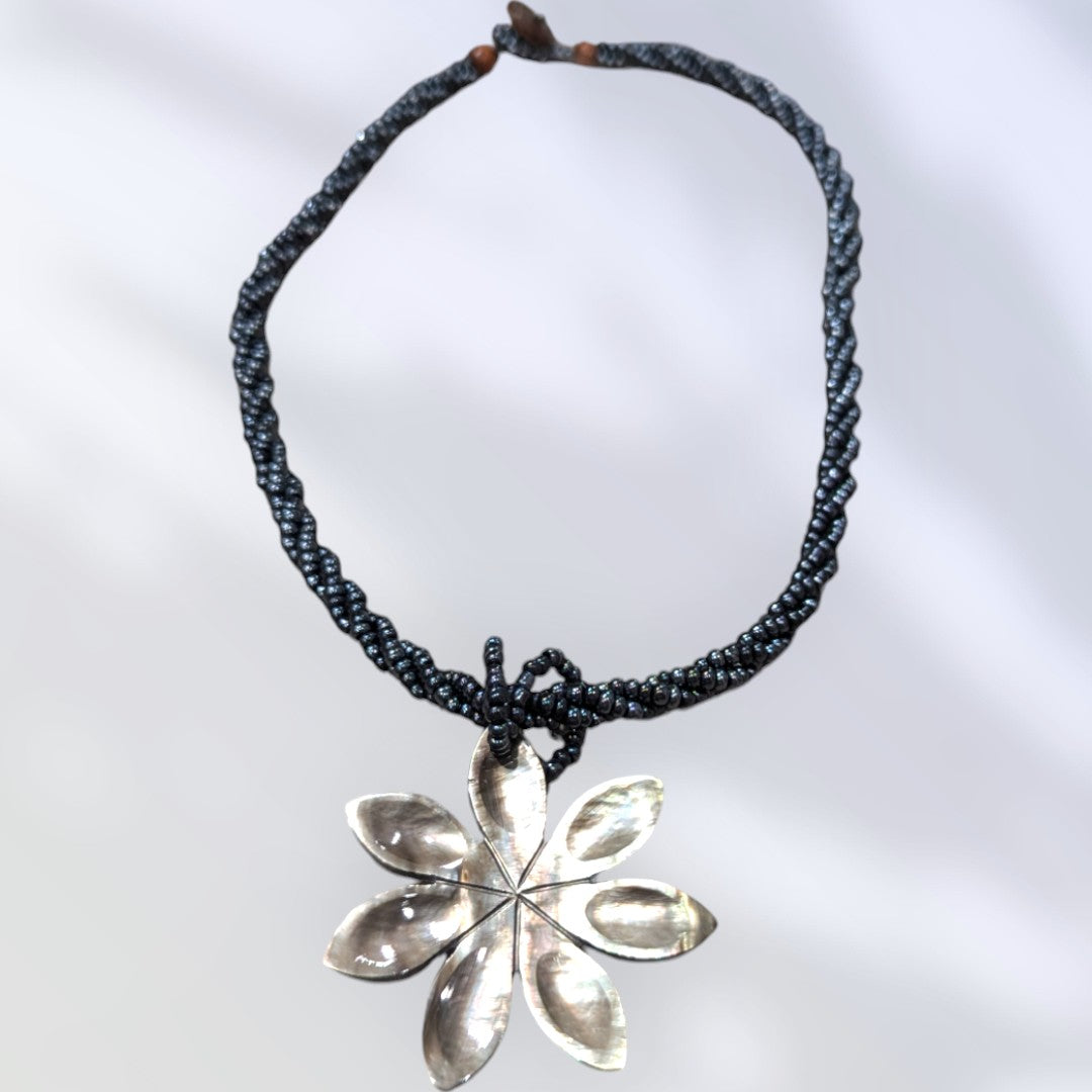 HawaiianStyleBeadedShellNecklace_PikakeFlower