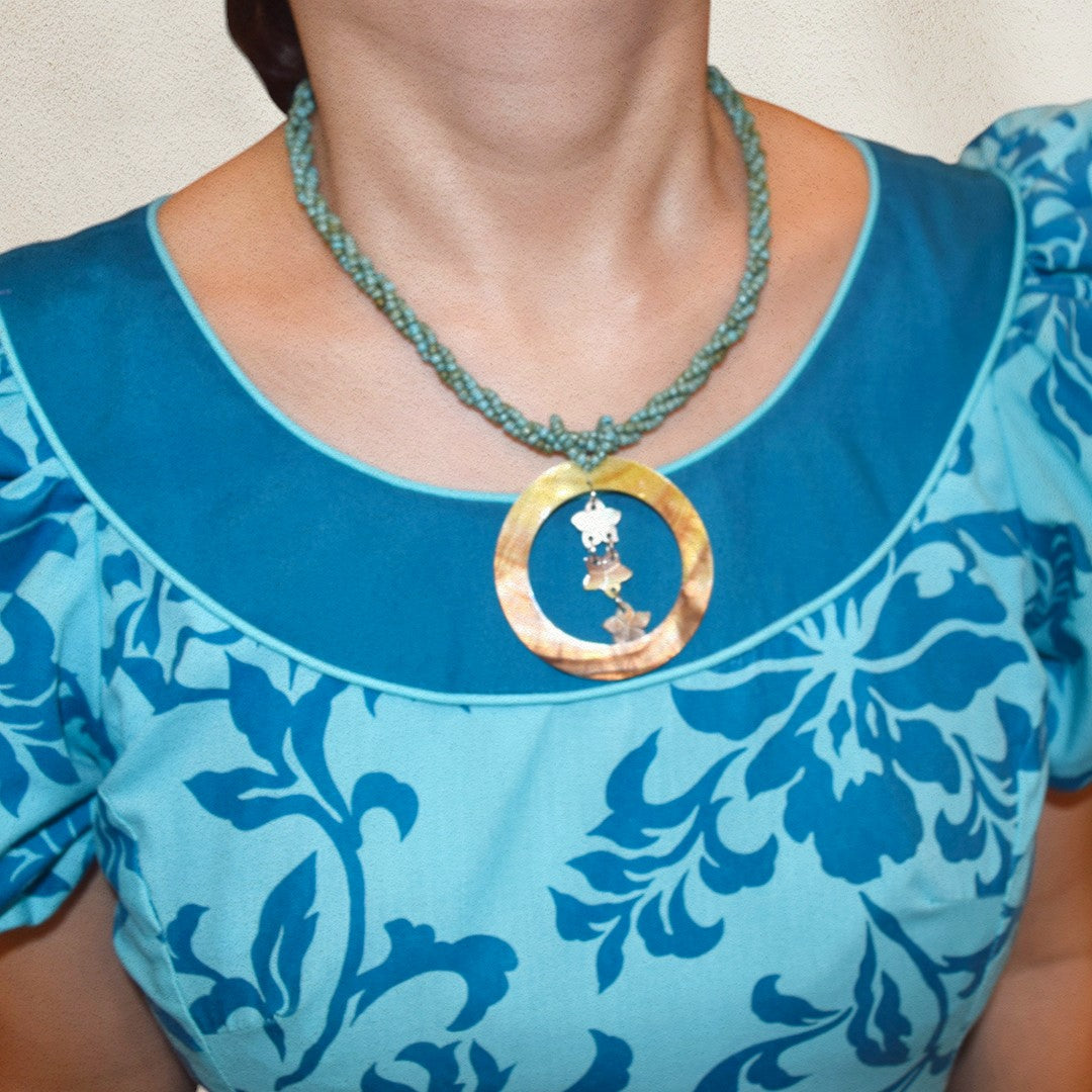 HawaiianStyleBeadedShellNecklace_TripleBloomCircleMotif