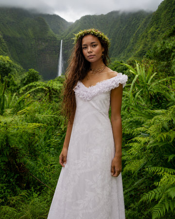 Island Lei Elegance Dress – White Ruffle Neckline & Flower Lei Print