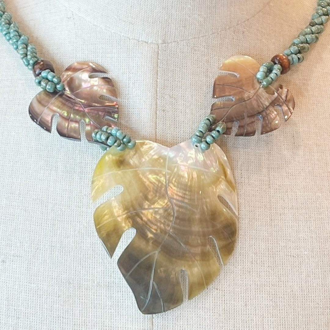 TripleCharmHawaiianShellNecklace_Monstera