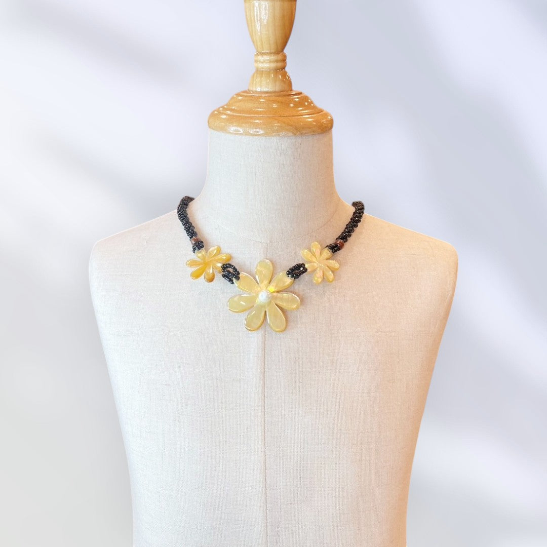 Flower-motif-shell-necklace-tiare