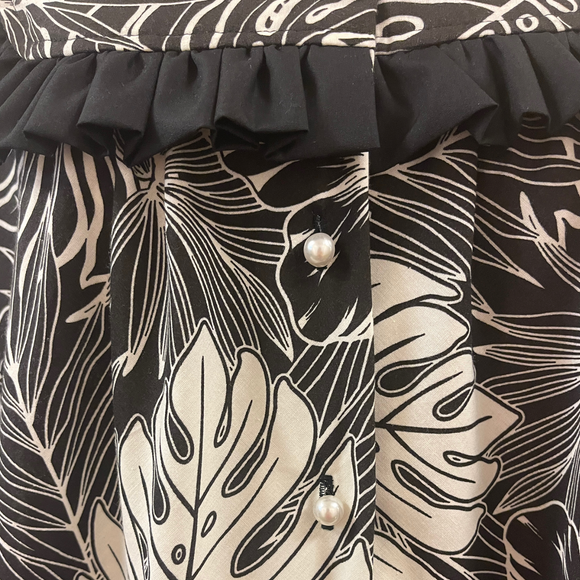 白いフリルのハワイアンパラカムムームードレス