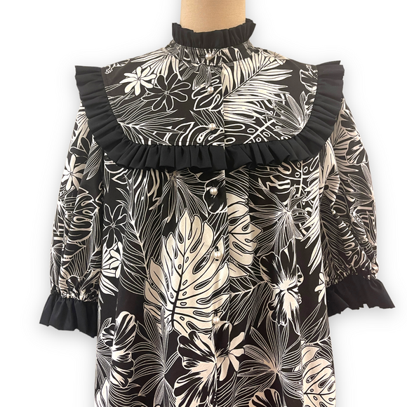 白いフリルのハワイアンパラカムムームードレス