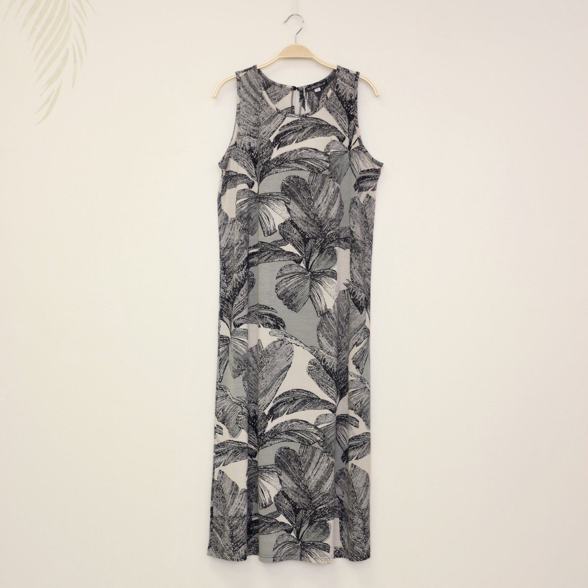 resort-and-luxe-sleeveless-light-gray-dress.jpg