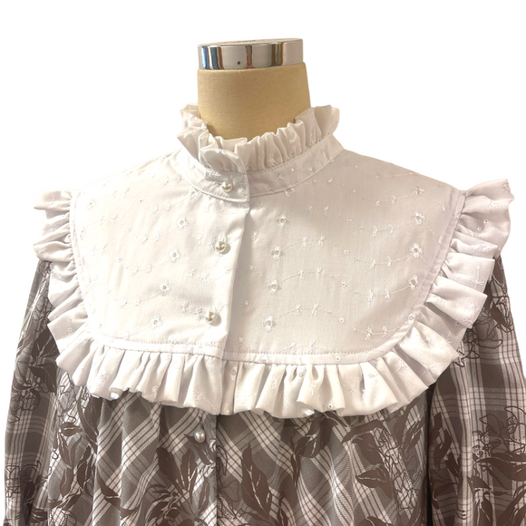 白いフリルのハワイアンパラカムムームードレス