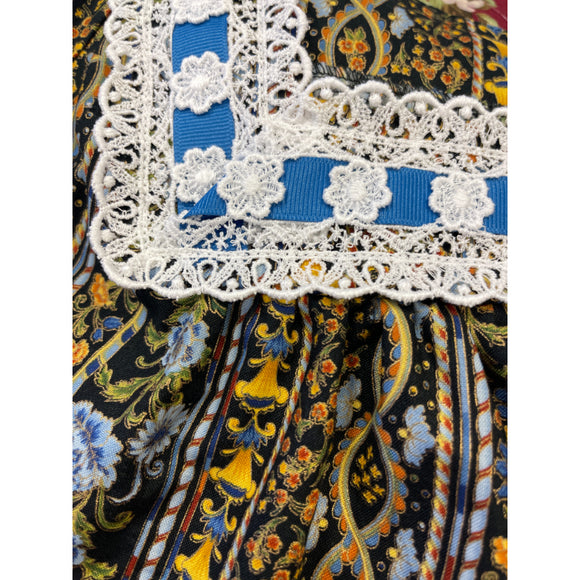 白いフリルのハワイアンパラカムムームードレス